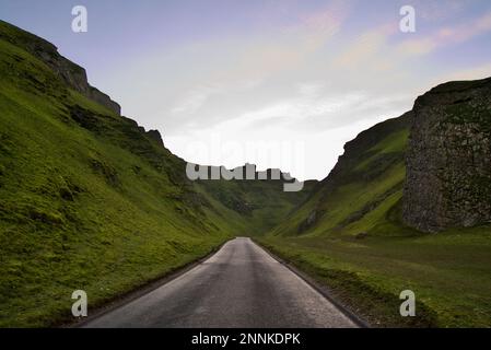 Winnats Pass, eine Straße (Bergpass und Kalksteinschlucht) im Peak District National Park, Derbyshire, bei Sonnenuntergang. Stockfoto