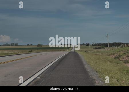 Foto Tomada en ruta 3 de Uruguay. Ruta Rodeada de campo y naturaleza. Muestra la tranquilidad del interior de este pais. Stockfoto