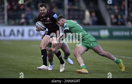 Barnet, Vereinigtes Königreich. 25. Februar 2023. Premiership Rugby. Saracens V Newcastle Falcons. Stone-X-Stadion. Barnet. Alex Goode (Sarazenen, Kapitän) wird von Ben Stevenson (Newcastle) während des Rugby-Spiels Saracens V Newcastle Falcons Gallagher Premiership angegriffen. Kredit: Sport In Pictures/Alamy Live News Stockfoto