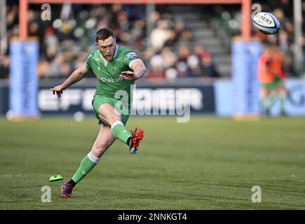 Barnet, Vereinigtes Königreich. 25. Februar 2023. Premiership Rugby. Saracens V Newcastle Falcons. Stone-X-Stadion. Barnet. Brett Connon (Newcastle) tritt beim Rugby-Spiel Saracens V Newcastle Falcons Gallagher Premiership. Kredit: Sport In Pictures/Alamy Live News Stockfoto