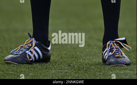 Barnet, Vereinigtes Königreich. 25. Februar 2023. Premiership Rugby. Saracens V Newcastle Falcons. Stone-X-Stadion. Barnet. Regenbogen-Schnürsenkel während des Rugby-Spiels Saracens V Newcastle Falcons Gallagher Premiership. Kredit: Sport In Pictures/Alamy Live News Stockfoto