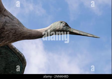 Ein Storch mit langem Gipfel vor dem blauen Himmel am Storkbrunnen in Amagertorv, Kopenhagen, 18. Februar 2023 Stockfoto