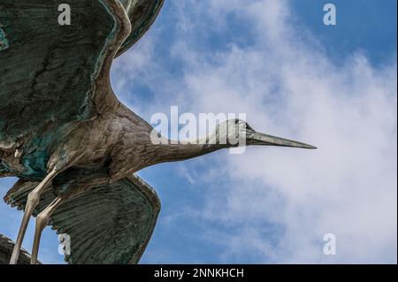 Ein Storch mit langem Gipfel am blauen Himmel, der am Storchbrunnen in Amagertorv, Kopenhagen, am 18. Februar 2023 steht Stockfoto