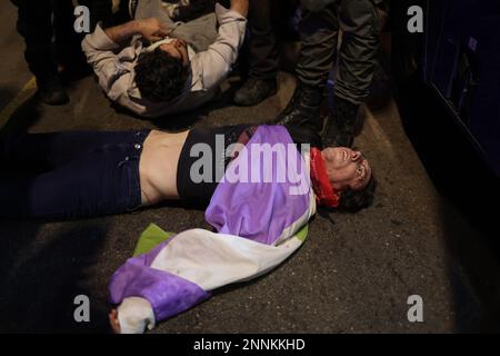 Tel Aviv, Israel. 25. Februar 2023. Demonstranten nehmen an einem regierungsfeindlichen Protest Teil. Kredit: Ilia Yefimovich/dpa/Alamy Live News Stockfoto