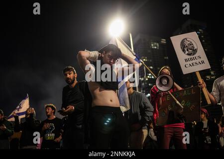 Tel Aviv, Israel. 25. Februar 2023. Demonstranten nehmen an einem regierungsfeindlichen Protest Teil. Kredit: Ilia Yefimovich/dpa/Alamy Live News Stockfoto