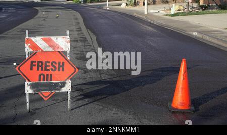 Eine Wohnstraße ist während eines Straßensanierungsprojekts gesperrt Stockfoto