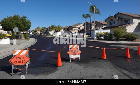 Vista, CA USA - Februar 6 2023: Eine Wohnstraße ist während eines Straßensanierungsprojekts gesperrt Stockfoto