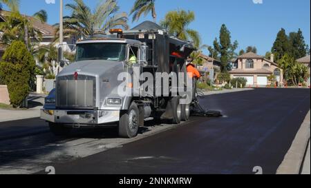 Vista, CA USA - Februar 6 2023: Ein RoadSaver IIIG-Lkw, der Schlammsiegel auf einer Wohnstraße aufbringt Stockfoto