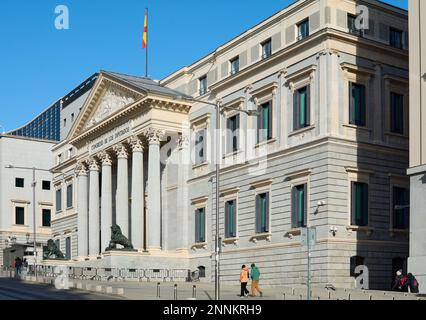 Die berühmte neoklassizistische Fassade des Abgeordnetenkongresses mit seinen majestätischen Säulen und einer goldenen Löwenstatue, die den Haupteingang bewacht, symbolisiert dies Stockfoto