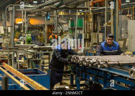 Grodno, Belarus – 15. Februar 2023: Mitarbeiter arbeiten in der Werkstatt für die Herstellung von Kardantrieben auf der Open Joint Stock Company Belkard. Das Produkt Stockfoto