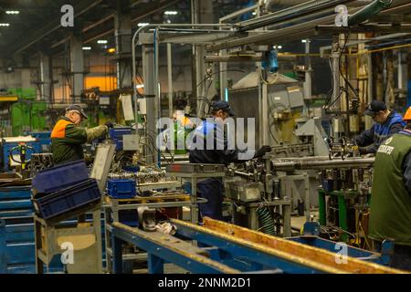 Grodno, Belarus – 15. Februar 2023: Mitarbeiter arbeiten in der Werkstatt für die Herstellung von Kardantrieben auf der Open Joint Stock Company Belkard. Das Produkt Stockfoto