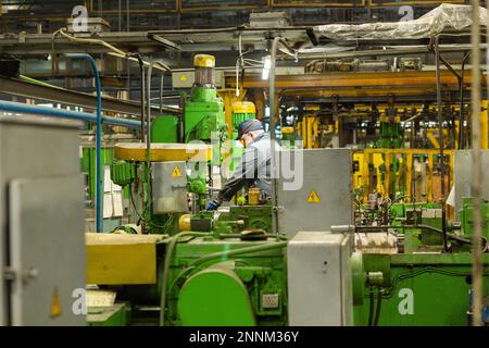 Grodno, Belarus – 15. Februar 2023: Mitarbeiter arbeiten in der Werkstatt für die Herstellung von Kardantrieben auf der Open Joint Stock Company Belkard. Das Produkt Stockfoto