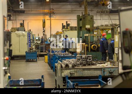 Grodno, Belarus – 15. Februar 2023: Mitarbeiter arbeiten in der Werkstatt für die Herstellung von Kardantrieben auf der Open Joint Stock Company Belkard. Das Produkt Stockfoto