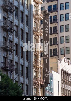 Ein Bild des Schilds und der Feuertreppe des 527 West 7. Street Gebäudes. Stockfoto