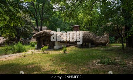 Schlammziegelhaus. Eco-Haus. Traditionelles Haus. Stockfoto