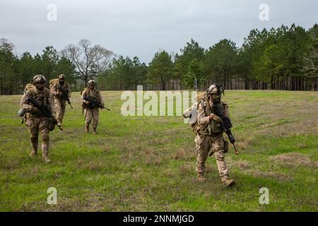 Soldaten der Vereinigten Arabischen Emirate 11. Bergbataillon und 3. 24. Brigade der Sicherheitskräfte verlassen eine Landezone, nachdem sie während der Rotation des Joint Readiness Training Center am 23.-04. Februar 2023 einen Luftangriff durchgeführt hatten. Soldaten aus den Vereinigten Arabischen Emiraten vom 11. Bergregion nehmen an der Ausbildung Teil, zusammen mit den USA Soldaten der 2. Brigaden-Kampfeinheit, der 10. Bergdivision und der 3. Sicherheitseinsatzbrigade. Die Soldaten der VAE werden an der Seite der USA trainieren Armeebrigade während der gesamten JRTC-Rotation, um die taktische Interoperabilität zu erhöhen Stockfoto