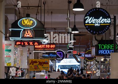Ein Bild der Neonschilder im Grand Central Market. Stockfoto