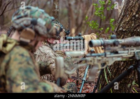 USA Marines von Battalion Landing Team 1/4, 31. Marine Expeditionary Unit, bieten während der bilateralen Feuerausbildung mit Soldaten des 1. Regimental Landing Team, Japan Ground Self-Defense Force während der Iron Fist 23 in Hijudai, Japan, am 24. Februar 2023 Unterdrückungsfeuer an. Die bilaterale Live-Fire-Schulung wurde durchgeführt, um die Fähigkeit der bi-lateralen Taktik in Verbindung mit Manöverelementen während der Iron Fist 23 aufrechtzuerhalten. Iron Fist ist eine jährliche bilaterale Übung, die darauf abzielt, die Interoperabilität zu erhöhen und die Beziehungen zwischen den USA zu stärken Marine Corps, die USA Navy, die JGSDF, Stockfoto