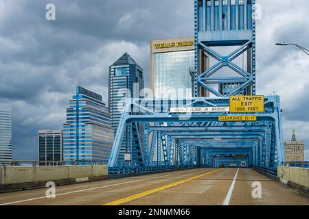Main Street Bridge (John T. Alsop, Jr. Brücke) über die St. Johns River in der Innenstadt von Jacksonville, Florida. (USA) Stockfoto