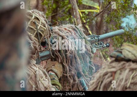 USA Marines von Battalion Landing Team 1/4, 31. Marine Expeditionary Unit, bieten während einer bilateralen Feuerausbildung mit Soldaten von 1. Regimental Landing Team, Japan Ground Self-Defense Force, während Iron Fist 23 in Hijudai, Japan, am 24. Februar 2023 Unterdrückungsfeuer an. Die bilaterale Live-Fire-Schulung wurde durchgeführt, um die Fähigkeit der bi-lateralen Taktik in Verbindung mit Manöverelementen während der Iron Fist 23 aufrechtzuerhalten. Iron Fist ist eine jährliche bilaterale Übung, die darauf abzielt, die Interoperabilität zu erhöhen und die Beziehungen zwischen den USA zu stärken Marine Corps, die USA Navy, Japan G Stockfoto