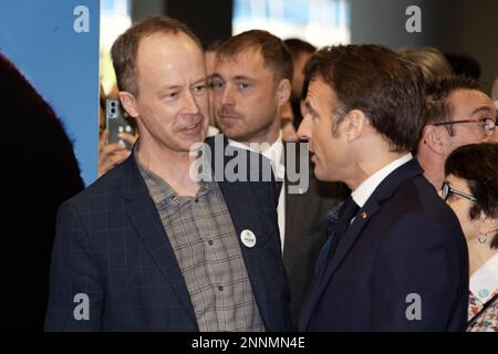Paris, Frankreich. 25. Februar 2023. Philippe Camburet, Präsident des Nationalen Verbands für ökologische Landwirtschaft (FNAB), spricht mit Emmanuel Macron. Stockfoto