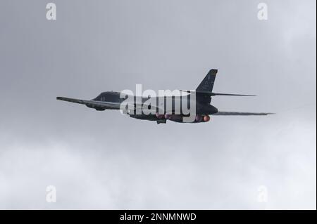 EIN US-AMERIKANISCHER Air Force B-1B Lancer, dem 34. Expeditionsgeschwader zugeteilt, fliegt vom Andersen Air Force Base, Guam, zur Unterstützung einer Bomber Task Force-Mission am 21. Februar 2023. USA Die Einsatzkräfte, die militärische Haltung und die Operationen des Kommandos Indo-Pacific ehren die USA Die Sicherheitsverpflichtungen des Verteidigungsministeriums in der Region, die es uns ermöglichen, rasch auf potenzielle Krisen oder Herausforderungen im Indopazifik zu reagieren. (USA Air Force Foto von Staff Sgt. Ericka A. Woolever) Stockfoto