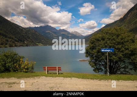 Lago di Poschiavo mit Namensschild von Miralago im Kanton Graubünden, Südostschweiz Stockfoto