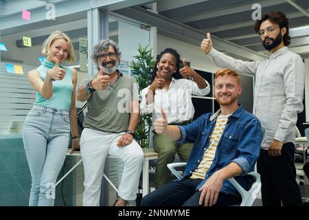 Porträt eines selbstbewussten, multiethnischen professionellen Business-Teams, das vor der Kamera ein glückliches Gesicht sieht. Stockfoto