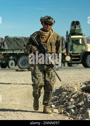 USA Navy Hospital Corpsman 3. Class Christopher Horcabas, 3D Littoral Combat Team, 3D Marine Littoral Regiment, 3D Marine Division, Patrouillen während Marine Littoral Regiment Training Übung (MLR-TE) auf Marine Corps Logistics Base Barstow, Kalifornien, 16. Februar 2023. MLR-TE ist eine groß angelegte Übung auf Dienstebene zur Ausbildung, Entwicklung und Erprobung der 3D MLR als Teil einer Marine Air-Ground Task Force unter der Leitung der 3D Marine Division, die als Stand-in-Truppe in einer umstrittenen und verteilten maritimen Umgebung tätig ist. (USA Marinekorps Foto von CPL Jerry Edlin) Stockfoto