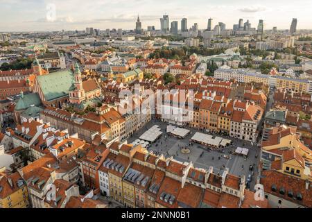 Warschauer Altstadt und moderne Wolkenkratzer aus der Vogelperspektive, Polen. Stockfoto