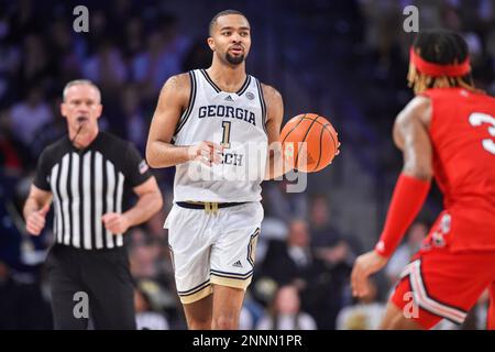 Atlanta, GA, USA. 25. Februar 2023. Kyle Sturdivant, Garde der Georgia Tech Yellow Jackets, untersucht den Platz in der zweiten Hälfte eines Basketballspiels der NCAA-Universität gegen die Louisville Cardinals im McCamish Pavilion in Atlanta, GA. Austin McAfee/CSM/Alamy Live News Stockfoto