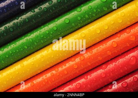 Wassertropfen auf bunten Bleistiftstiften Stockfoto