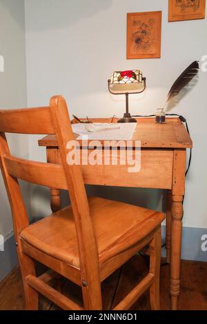 Antiker Holzschreibtisch mit Hausnotar im Gästezimmer im oberen Stockwerk im alten, ca. 1840 Jahre alten Haus. Stockfoto