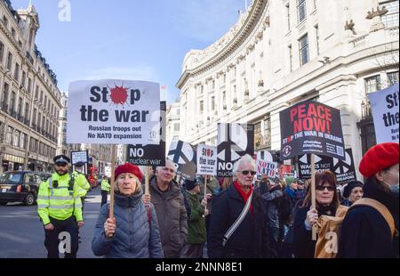 London, Großbritannien. 25. Februar 2023. Demonstranten marschieren während der Demonstration in der Regent Street mit Anti-Kriegs-Plakaten. Demonstranten marschierten durch das Zentrum Londons und forderten ein Ende des Krieges in der Ukraine. (Foto: Vuk Valcic/SOPA Images/Sipa USA) Guthaben: SIPA USA/Alamy Live News Stockfoto