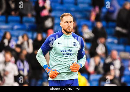 MADRID, SPANIEN - FEBRUAR 25: Jan Oblak von Atletico de Madrid CF im Warmstart des Spiels zwischen Real Madrid CF und Atletico de Madrid CF von La Liga Santander am 25. Februar 2022 in Santiago Bernabeu in Madrid, Spanien. (Foto von Samuel Carreño/ PX Images) Stockfoto