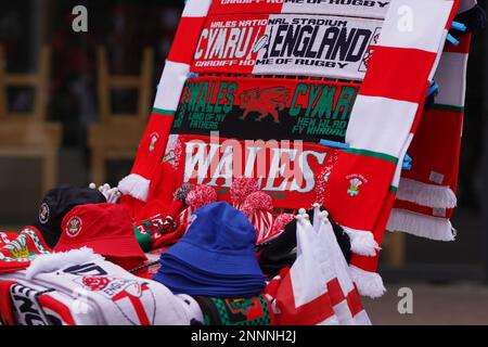 Erinnerungsstücke von Wales gegen England sind in Cardiff vor dem Rugby-Spiel der sechs Nationen erhältlich. Stockfoto