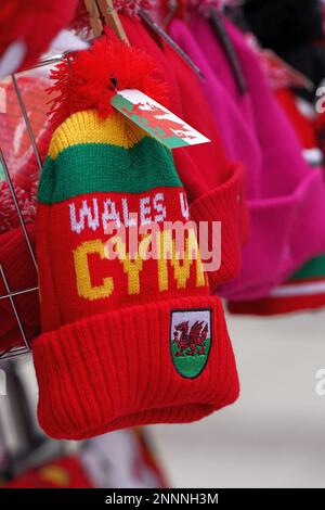 Erinnerungsstücke von Wales gegen England sind in Cardiff vor dem Rugby-Spiel der sechs Nationen erhältlich. Stockfoto