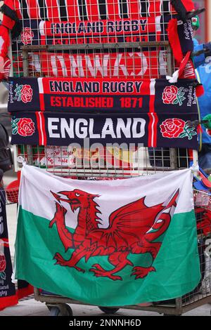 Erinnerungsstücke von Wales gegen England sind in Cardiff vor dem Rugby-Spiel der sechs Nationen erhältlich. Stockfoto