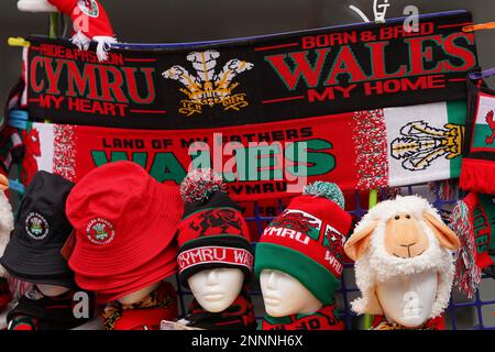 Erinnerungsstücke von Wales gegen England sind in Cardiff vor dem Rugby-Spiel der sechs Nationen erhältlich. Stockfoto