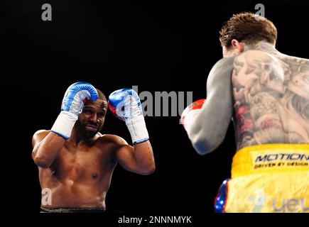 Floyd Mayweather (links) und Aaron Chalmers während ihres Ausstellungskampfs im O2, London. Foto: Samstag, 25. Februar 2023. Stockfoto