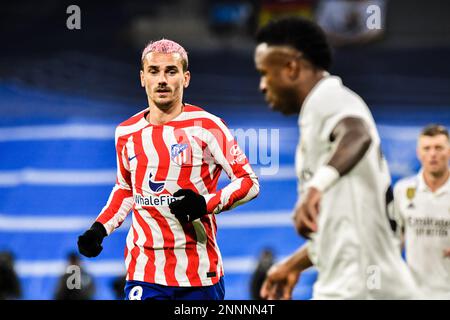 Madrid, Madrid, Spanien, Spanien. 25. Februar 2023. MADRID, SPANIEN - FEBRUAR 25: Antoine Griezmann von Atletico de Madrid CF gegen Vini Jr während des Spiels zwischen Real Madrid CF und Atletico de Madrid CF von La Liga Santander am 25. Februar 2022 im Stadion Santiago Bernabeu in Madrid, Spanien. (Kreditbild: © Samuel CarreÃ±O/PX Imagens via ZUMA Press Wire) NUR REDAKTIONELLE VERWENDUNG! Nicht für den kommerziellen GEBRAUCH! Stockfoto