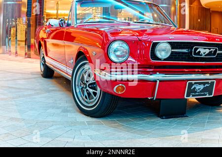 Miami, Florida - 29. Januar 2023: Der Ford Mustang ist ein Auto von Ford. In der kontinuierlichen Produktion seit 1964 ist der Mustang derzeit das längste P Stockfoto