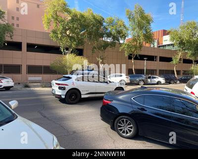 Phoenix, Kalifornien, USA. 18. Februar 2023. Ein selbstfahrendes Waymo Taxi (Jaguar I-PACE) in Phoenix in der Nähe des Campus der Arizona State University (ASU). Waymo LLC, früher als Google Self-Driving Car Project bekannt, ist ein amerikanisches Autonomous Driving Technology-Unternehmen. Es ist eine Tochtergesellschaft von Alphabet Inc, der Muttergesellschaft von Google. (Kreditbild: © Ruaridh Stewart/ZUMA Press Wire) NUR REDAKTIONELLE VERWENDUNG! Nicht für den kommerziellen GEBRAUCH! Stockfoto