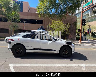 Phoenix, Kalifornien, USA. 18. Februar 2023. Ein selbstfahrendes Waymo Taxi (Jaguar I-PACE) in Phoenix in der Nähe des Campus der Arizona State University (ASU). Waymo LLC, früher als Google Self-Driving Car Project bekannt, ist ein amerikanisches Autonomous Driving Technology-Unternehmen. Es ist eine Tochtergesellschaft von Alphabet Inc, der Muttergesellschaft von Google. (Kreditbild: © Ruaridh Stewart/ZUMA Press Wire) NUR REDAKTIONELLE VERWENDUNG! Nicht für den kommerziellen GEBRAUCH! Stockfoto