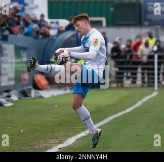 Barrow's GED Garner in Aktion während des Spiels der Sky Bet League 2 zwischen Barrow und Stockport County in der Holker Street, Barrow-in-Furness am Samstag, den 25. Februar 2023. (Foto: Ian Allington | MI News) Kredit: MI News & Sport /Alamy Live News Stockfoto