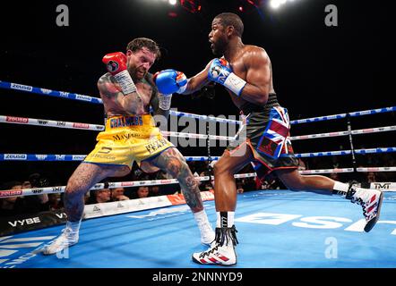 Aaron Chalmers (links) und Floyd Mayweather während ihres Ausstellungskampfs im O2, London. Foto: Samstag, 25. Februar 2023. Stockfoto