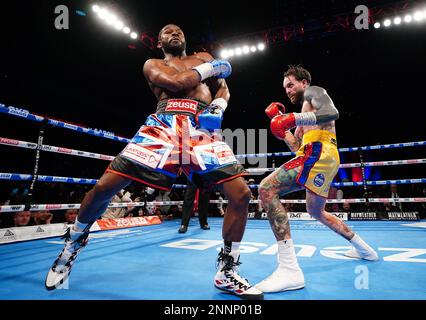 Floyd Mayweather (links) und Aaron Chalmers während ihres Ausstellungskampfs im O2, London. Foto: Samstag, 25. Februar 2023. Stockfoto