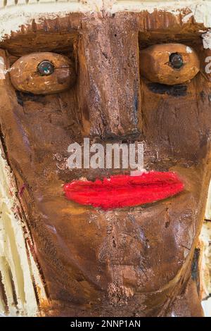 Nahaufnahme des Gesichts einer Frau mit blonden Haaren auf einer bemalten Folk-Kunst-Skulptur im Flur im zeitgenössischen Zuhause. Stockfoto