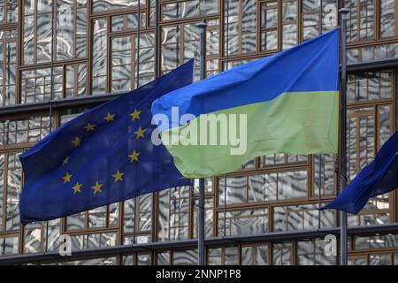 Brüssel, Region Brüssel-Hauptstadt, Belgien. 25. Februar 2023. Europäische und ukrainische Flaggen schweben vor dem Sitz des Europäischen Rates anlässlich des einjährigen Jubiläums der russischen Invasion der Ukraine in Brüssel, Belgien, am 25. Februar 2023. (Kreditbild: © Valeria Mongelli/ZUMA Press Wire) NUR REDAKTIONELLE VERWENDUNG! Nicht für den kommerziellen GEBRAUCH! Kredit: ZUMA Press, Inc./Alamy Live News Stockfoto