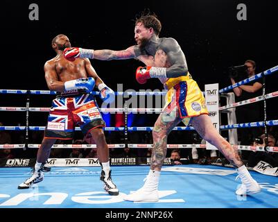 Floyd Mayweather (links) und Aaron Chalmers während ihres Ausstellungskampfs im O2, London. Foto: Samstag, 25. Februar 2023. Stockfoto